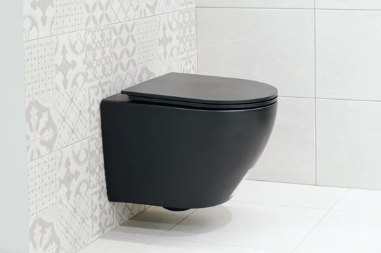 Salle de bains moderne avec WC suspendu noir mat fix&eacute; au mur