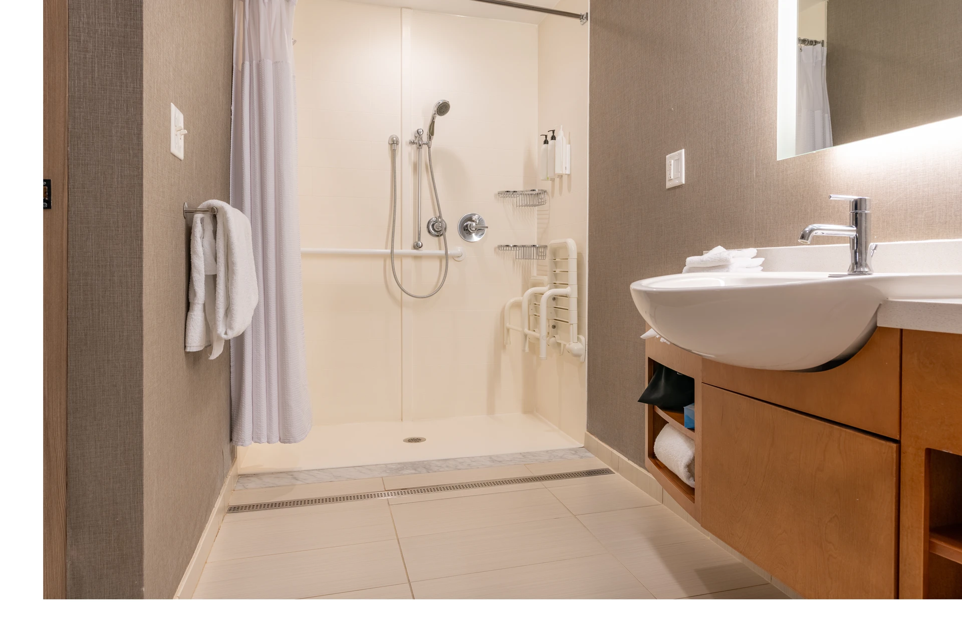 Intérieur d'un véhicule de transport en commun avec sièges orange disposés en rangées, barres de maintien jaunes et allée centrale