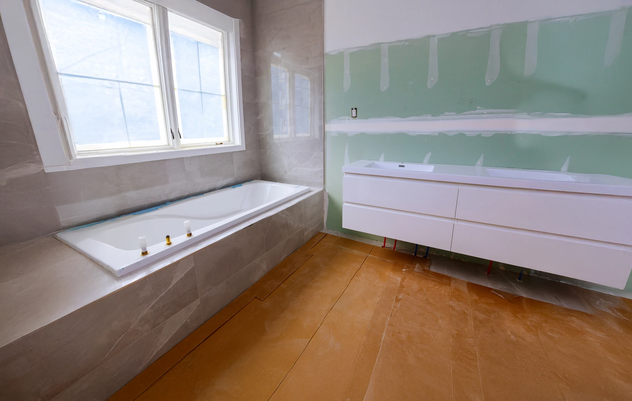 Chantier de construction intérieur en cours d'aménagement avec ouvriers absents