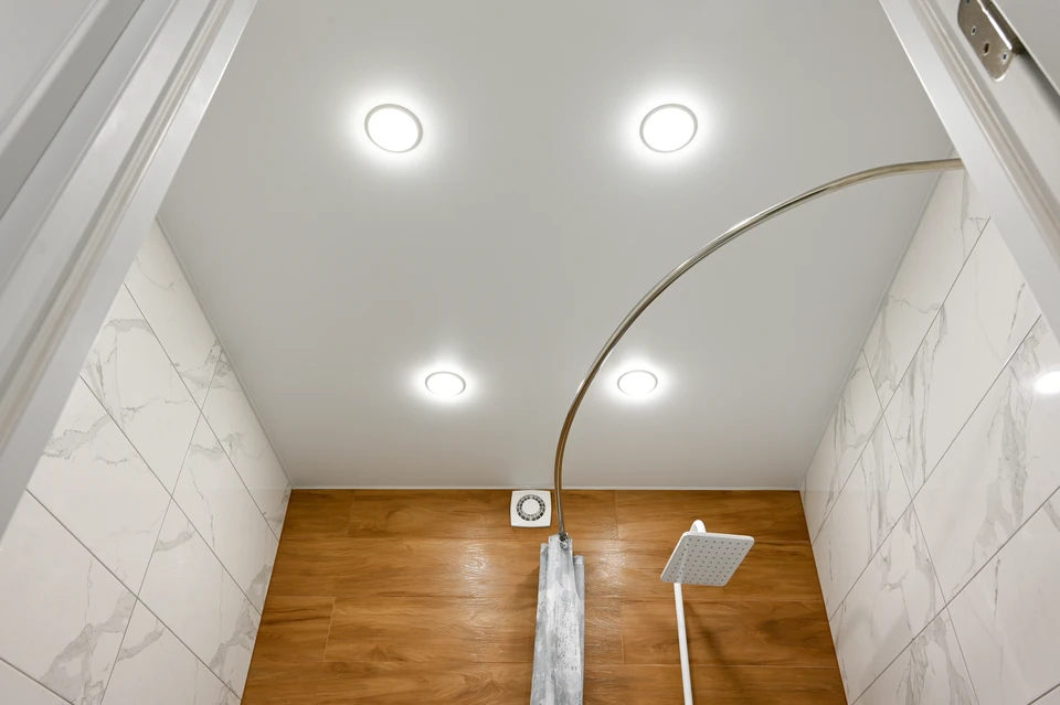 Salle de bains moderne avec toilettes suspendues murales blanches à design épuré