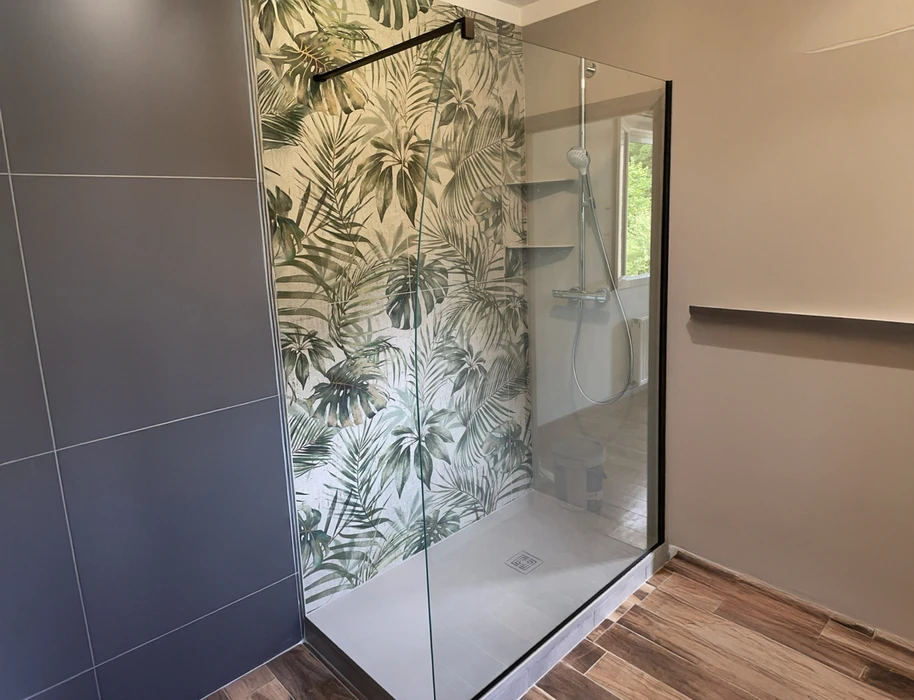 Salle de bains moderne et minimaliste avec baignoire indépendante, armoires en bois et douche à l'italienne, intérieur neutre, arrière-plan clair, concept de luxe et de simplicité